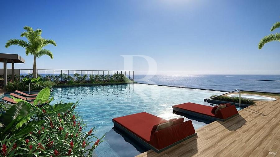 Piscina com borda infinita no Grant Home Club